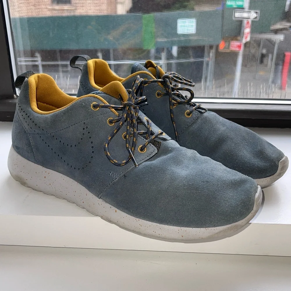Nike Rosherun Blue and Yellow Athletic Shoes with Cushioned Design